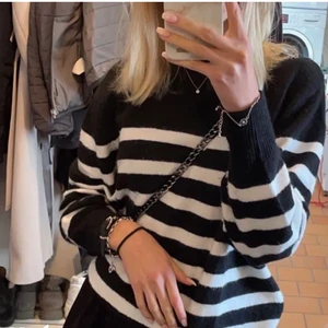 Randig tröja - Säljer denna stickade tröja som är helt slutsåld. Den är använd ca 3 gånger. Bilderna är lånade, kom privat för egna bilder