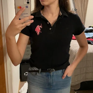 Polo, storlek s - En fin svart pikétröja U.S. Polo😍 Köparen står på frakt. Säljer eftersom det inte är riktigt min stil så kommer inte så mycket till användning. Det är storlek S men passa lika bra för de som har XS Om du är intresserad kan du gärna skicka ett meddelande 💗