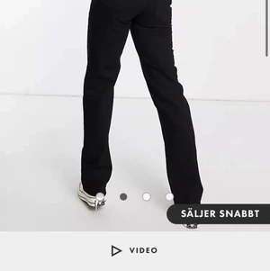 Svarta jeans - Säljer dessa svarta jeans från ASOS som endast är använda två gånger. Sitter som en S ungefär.