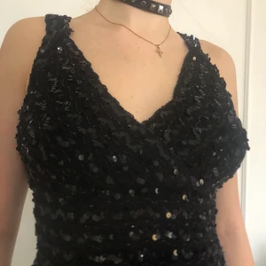 y2k strass topp stl 38-40 - står ej storlek men den passar storlek 38-40. köptes sent 90-tal/tidigt 2000-tal. möts upp i stockholm eller fraktar. *köpare står för frakt och swishar innan plagget skickas 💌👾