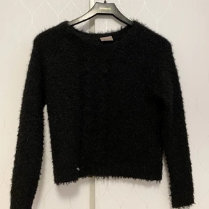 Svart, glittrig, stickad tröja - Knappt använd, fint skick. Har en synlig söm i nacken på baksidan (syns på tredje bilden)