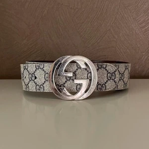 Gucci bälte - Gucci bälte🌟 Skick: 9/10 Storlek: 95 Ny pris: € 380  Pris 1499kr All og! Se bild 2 Frakt betalas av köparen. spårbart via PostNord! (66kr)!