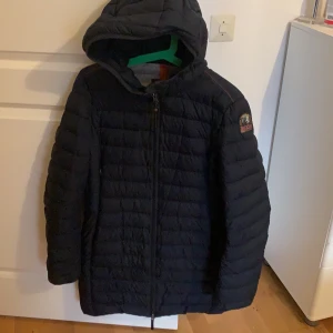 Parajumper jacka i storlek M  - Den är i bra skick förutom i höger armen vilket man kan se på bilden. Har haft den i ett år bara.