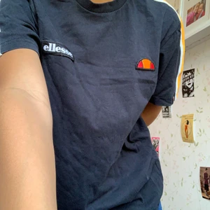 ellesse ❤️✴️⭐️ - oversized ellesse t-shirt i unika färger. använd men i bra skick! köpt på martinique. har inte sett ngn annan sälja en sån här.💕