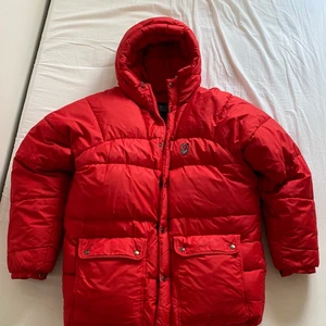 Fjällräven jacka röd - Riktigt mysig Fjällräven jacka för kalla dagar. Jackan är i bra skick. Om ni vill ha fler bilder är det bara att skriva.
