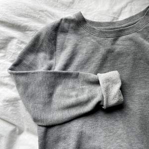 Säljer dennna gråa sweatshirt som är perfekt till vintern, kommer tyvärr inte till användning längre. Storlek S men passa även mindre om man vill att den ska sitta mer oversized! Bra skick och den enda defekten är att armarna är lite noppriga men det går antagligen lätt att fixa, 100 kr + frakt!✨
