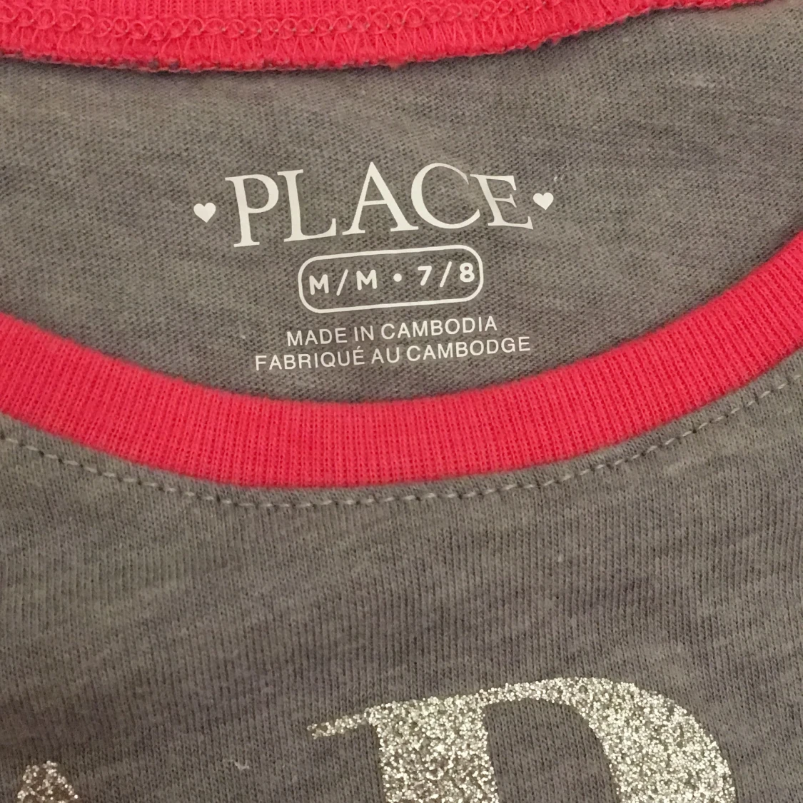 En fin grå rosa Paris T-shirt