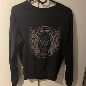 Sweatshirt - Säljer denna sweatshirt från hm i strl Xs. Använd ett fåtal ggr. Köparen står för frakt. Kontakta mig om du är intresserad💕