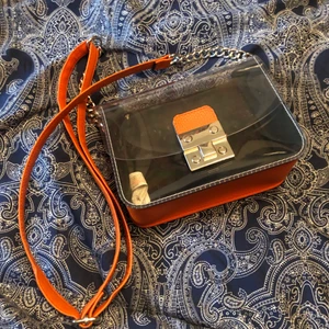Väska - Säljer denna coola oranga ormprints väskan pga den inte kommer till användning. Framsidan är genomskinlig. Köpt i tyskland. Köparen står för frakt 🎉