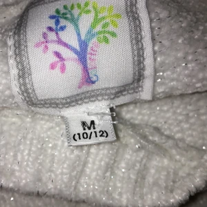 Vit tröja som är glittrig med unicorn - Tröjan är inte använd och är jätte mysig i material. Tröjan är vit me glitter på som påminner om snö fast glittrig. Plus en unicorn med olika färger. Köpt i usa.