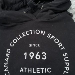 Hoodie - Svart hoodie från Ullared, fint skick! Passar stl xs 🖤 40:-