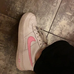 Nike air force rosa - Vita Nike air force med rosa detaljer! Skit snygga och bekväma 🤍 storlek 38