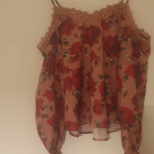 Gina tricot top stl 34 - Som ny. Snygg topp med romantiska detaljer. Skulle även passa storlekar 36 eller 38