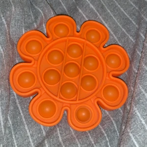 Pop it blomma - Kan hjälpas mot stress, adhd, ångest och massa andra saker. Köptes för 250kr på amazon och säljer för 199 och gratis frakt!💕