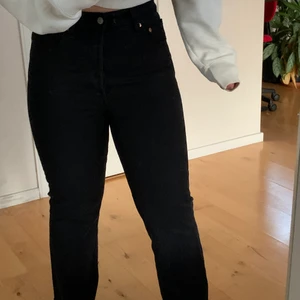 Levis ribcage crop flare - Svarta jeans från Levis, använder inte pga inte haft tillfälle för dem så de är i nyskick. Köpare står för frakt 💘💘