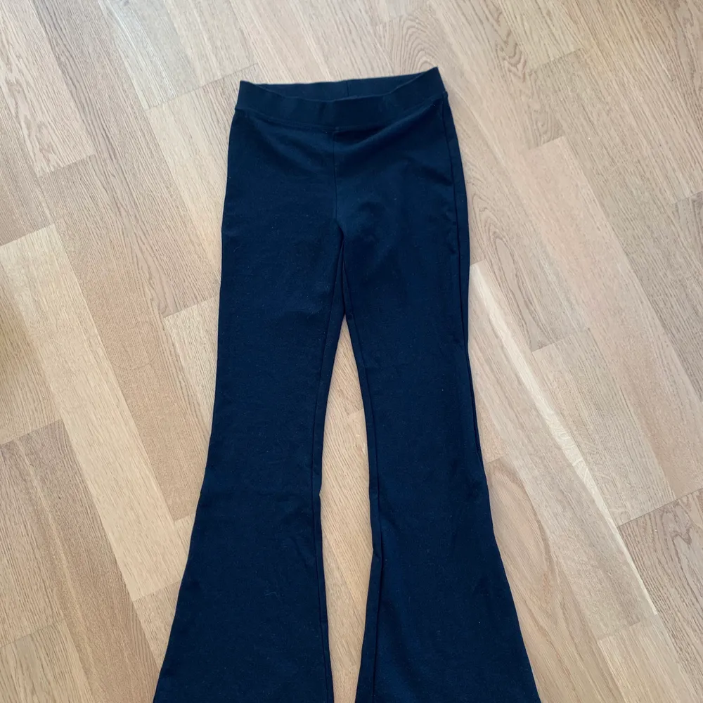 Ett par supersköna populära svarta boutcut byxor ifrån GinaTricot  . Jeans & Byxor.
