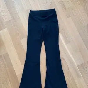 Ett par supersköna populära svarta boutcut byxor ifrån GinaTricot  