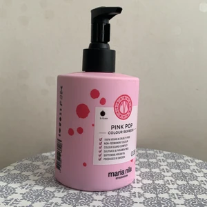 Maria Nila  - Säljer en obruten/oöppnad hårinpackning med färgpigment från Maria Nila då jag råkade beställa 2. Färgen är pink pop och innehåller tillfälliga pigment som färgat håret rosa. Färgen sitter kvar mellan 4 - 10 tvättar. Fungerar bäst på ljust hår. Nypriset är 279kr. Mitt pris 150kr eller bud. Köparen står för frakt.                   