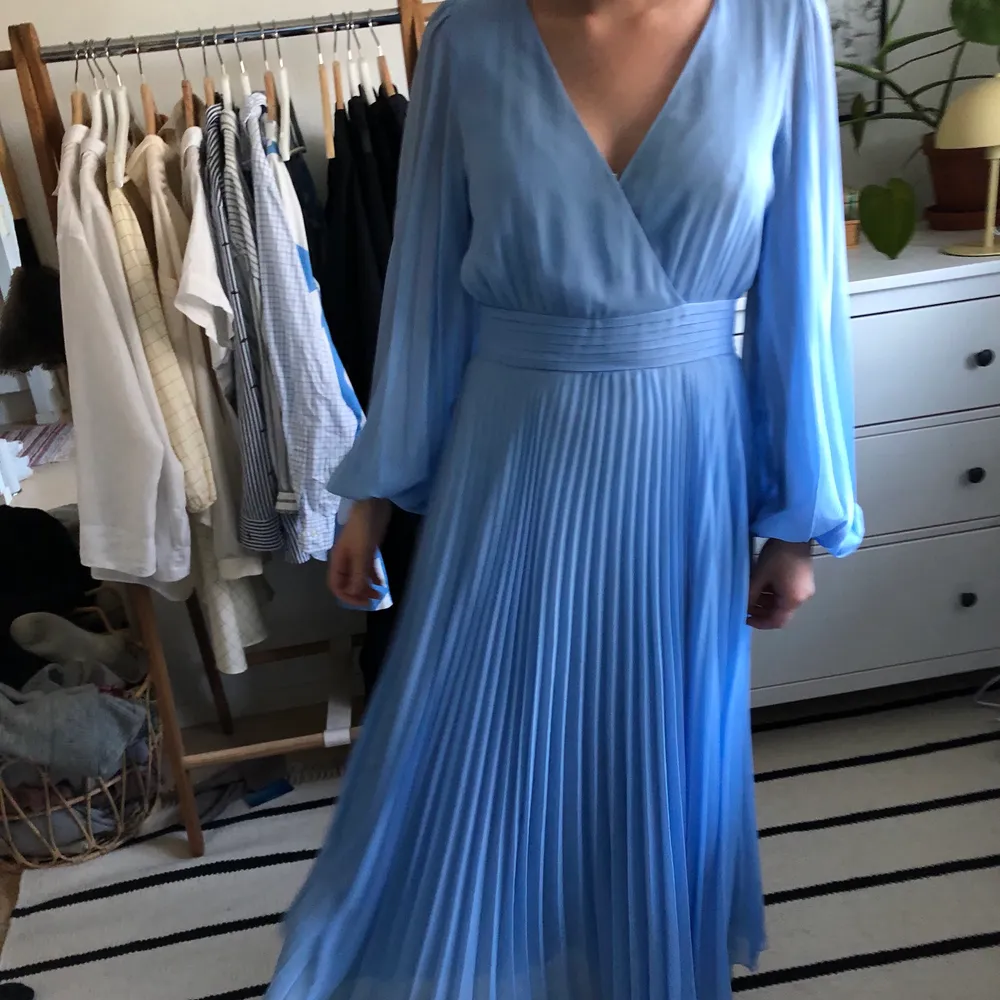 Underbar klänning från H&M! Ljusblå och somrig med plisserad kjol och ballongärmar. Strl. M, men passar även om man är strl. S. Knappt använd. Kan mötas upp i Göteborg, annars står du för frakt! ☀️✌️. Klänningar.