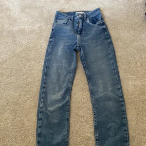 Gina jeans. - Söta jeans ifrån Gina tricot. Som ni ser på bild 2 så har jag klippt dem men inget man tänker på. Säljs för dem inte kommer till användning. Hör av er om ni undrar något! 