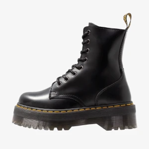 Dr martens  - SÖKER, dr martens med platå i storlek 38!! 