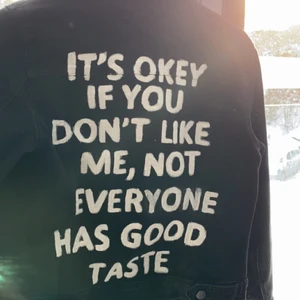 Jeansjacka - Snygg jeansjacka köpt av en tjej på instagram. Köparen står för frakt