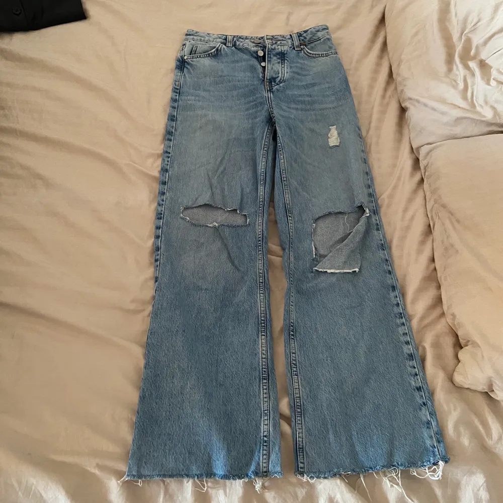 Assnygga jeans. Kommer inte ihåg om de är ifrån bikbok eller monki. Dom är för små för mig så kan tyvärr ej visa hur dom sitter på. Jeans & Byxor.