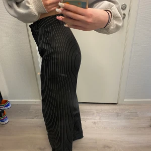 Kostymbyxor från NA-KD - Superfina randiga kostymbyxor i mörkblå färg från nakd, de är perfekta på mig i längden och jag är 168cm. Säljer dem pga de inte kommer till användning, använda fåtal gånger 