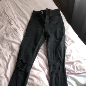  Jeans med hål på knäna👖 storlek 32 sitter ganska tajt i midja - Ett par sköna jeans från h&m som är hög midjade så till er som gillar höga jeans hör av er till mig/ älskar dem stora hålen säljs pga försmå för mig❤️👖 hör av er vid intresse❤️💗👖