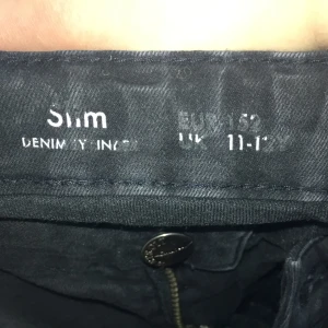Svarta urtvättade jeans - Jeans från Lindex, välanvända, men med mkt kvar att ge. Otroligt sköna! Storlek 152 slim fit, men jag har använd de som storlek 134/140, så stora och pösiga då! Litet hål på vänster knä. Resår i midjan.
