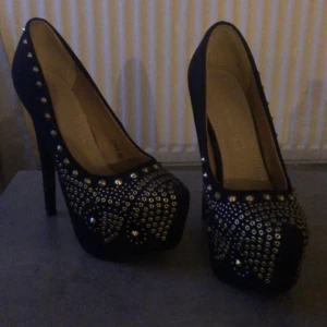 Klackskor  - Oanvända klackskor i strl 39 👠