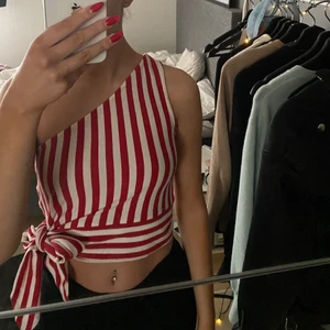 Topp strl S - Topp med ”en arm” som är röd och vit randig. Storlek s men passar xs & M med, man kan knyta den själv på sidan och bestämma hur hårt man vill ha den osv. Säljer för 80kr+frakt💕