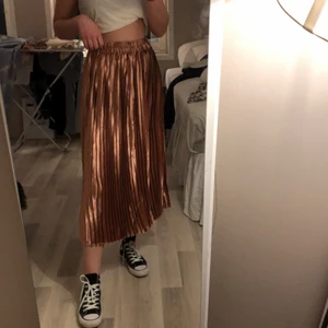 Plisserad rosa kjol - Fett cool och läcker kjol i rosa. Aldrig använd. Helt i ny skick💖💖 Lappen är kvar