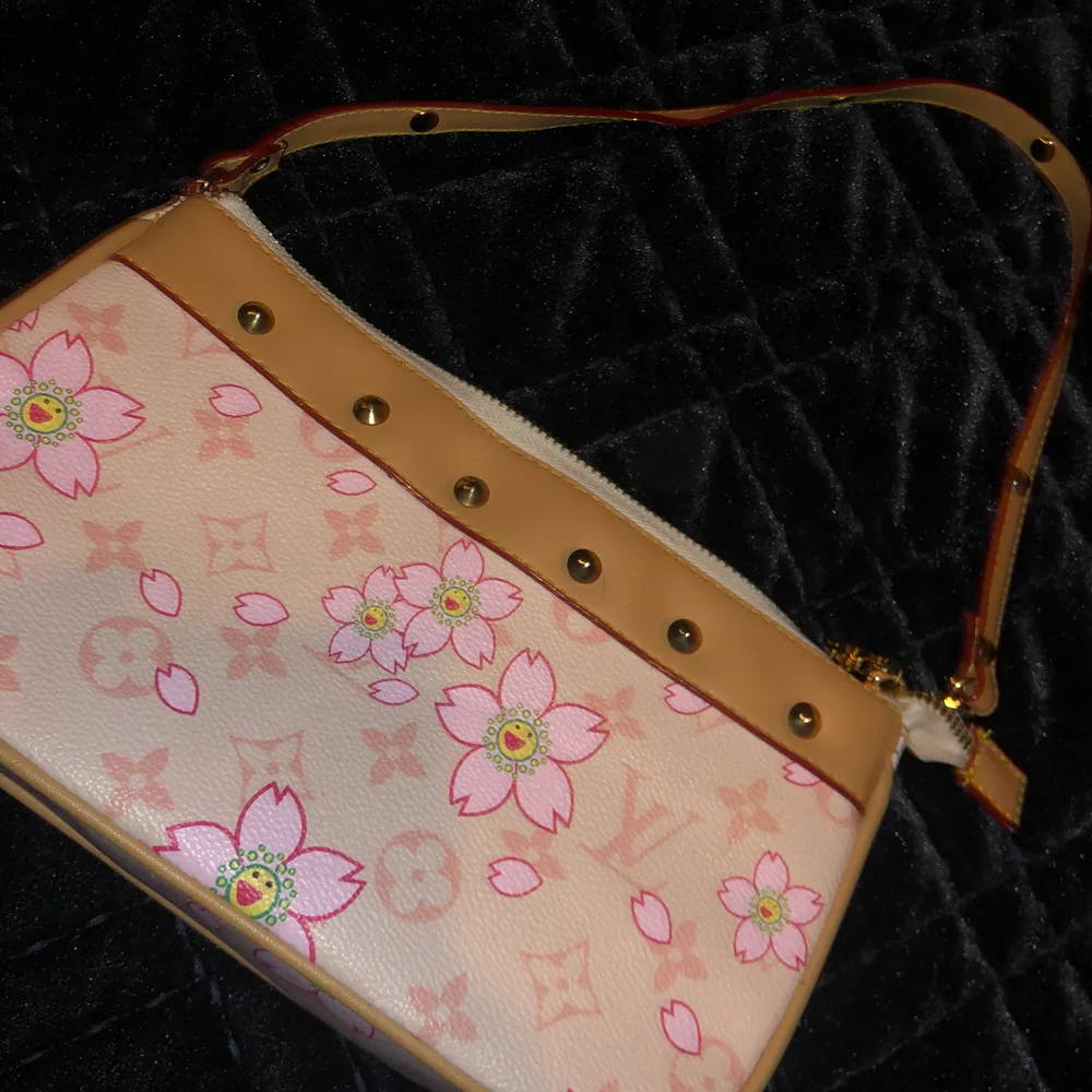 Rosa liten fin Louis Vuitton väska med ett blommigt mönster. Väskan är i fint sick, tror väskan inte är äkta. Kontakta mig vid intresse och fråger. BUDGIVNING I KOMENTARERNA🤩❤️. Väskor.
