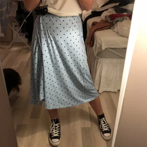 Kjol - Super somrig kjol med svarta prickar. Aldrig använd. Mycket bra skick🥰🥰