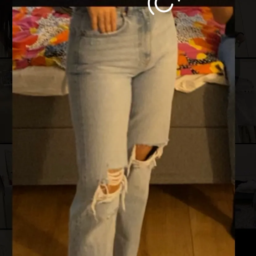 Säljer dessa mom jeans från zara, använda ett par gånger men är jätte fina. Storlek 34 och det finns bättre bilder på de. Bud från 150. Jeans & Byxor.