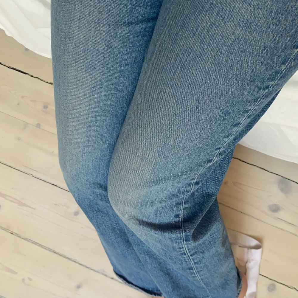 Jeans köpta i Levis butiken i London för mindre än ett år. Köpta för ca 1200kr. Raka sköna högmidjade jeans sitter så snygg i storlek 25. Modellen heter ” ribcage straight! Storlek W25 L29 ! Många är intresserade det är först i kvarn 400kr :). Jeans & Byxor.
