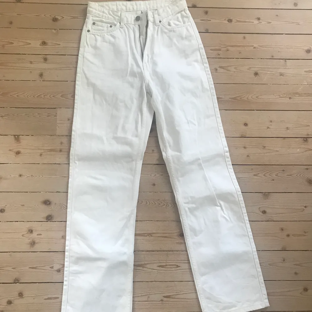 Vita Weekday jeans i modellen Row! De är i storlek W25L32 och är i bra skick. Kan möta upp i Göteborg eller skicka dem!. Jeans & Byxor.