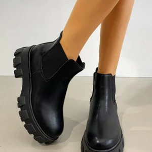 Svarta boots från SHEIN storlek 37-38 - Svarta boots storlek 38 men ganska små så passar nog bäst om man har storlek 37. Aldrig använda så dom ser helt nya ut.  Frakten får du stå för :)