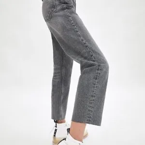 Säljer dessa snygga zara jeansen! Endast använda ett fåtal gånger och säljer då dem inte kommer till användning. Köpare står för frakten. Nypris 399kr😊. Jeans & Byxor.