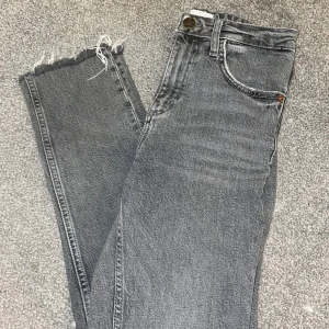 Zara jeans - Gråa mom jeans från Zara i nysick! Storlek 34