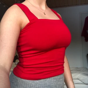 Bik bok röd tröja storlek xs - Bik Bok röd tröja med breda axelband som möts i ryggen, använd en gång