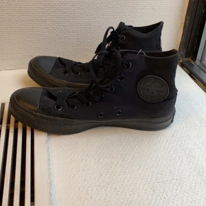Converse - Ett par feta svarta converse! Dma om du är intresserad👟 Har inte kollat upp frakten än💓 budgivning startar på 60kr