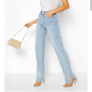 Jeans med slit - Säljer dessa super fina jeans från boohoo. Aldrig använda pga för stora 