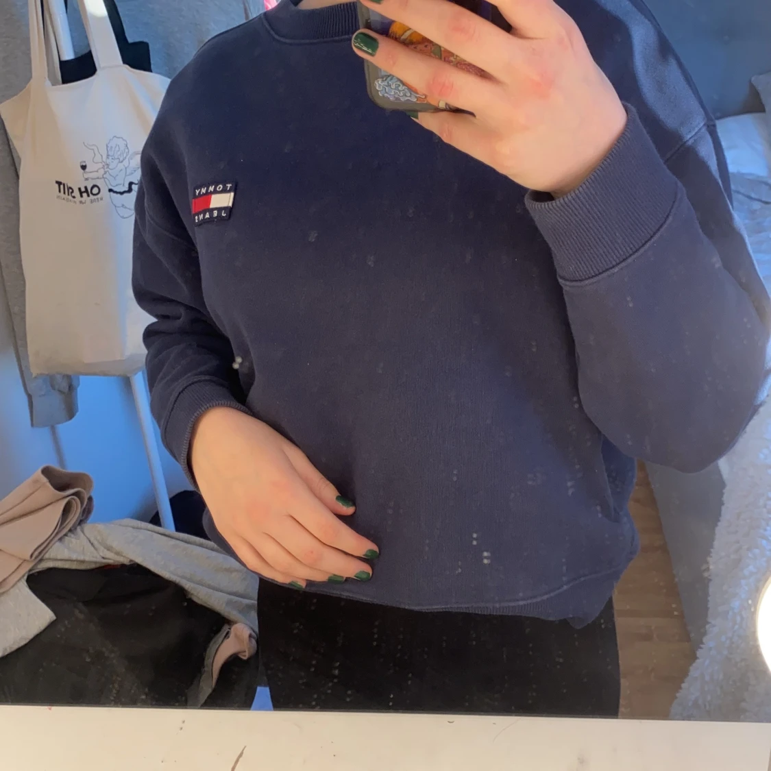 Marinblå sweatshirt med märket Tommy Hillfiger