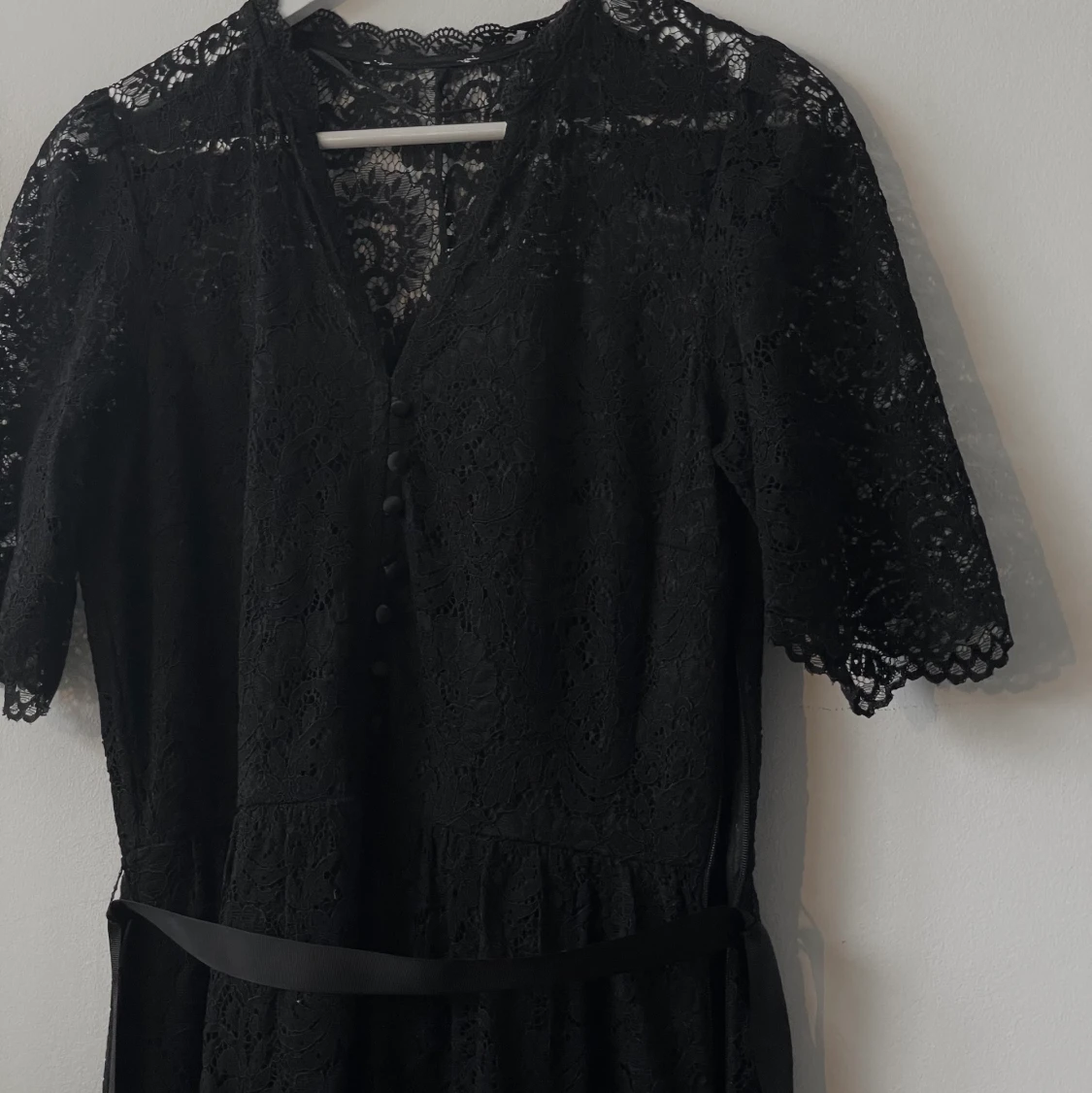Svart spetsklänning - 90