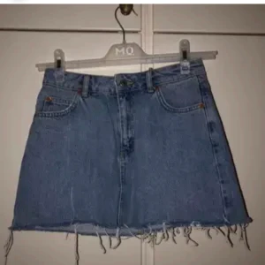 Jeanskjol - Intressekoll på en jeanskjol, aldrig använd. För liten för mig. 