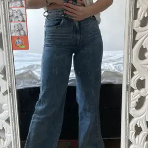 Skitnice blåa jeans från H&M! Skönaste jeansen jag har haft på mig. Säljer pga de är lite för små för mig :/ använda endel men i väldigt bra skick 💜 frakt tillkommer! (jag har vanligtvis strl S/36)