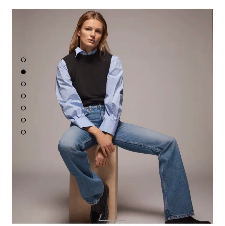 Säljer dessa slutsålda jeans från zara med flare. Som är väldigt svåra att få tag i. De är helt nya och har alla lappar kvar. Om du är intresserad kom privat och lägg ett bud. Finns också ett direkt pris om du är intresserad finns det mer information om de privat. Nypris 399 kr.💓. Jeans & Byxor.