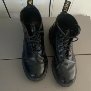 Dr Martens storlek 38 - Superfint skick, lite slitningar på höger häl. Nypris ca 1900. 